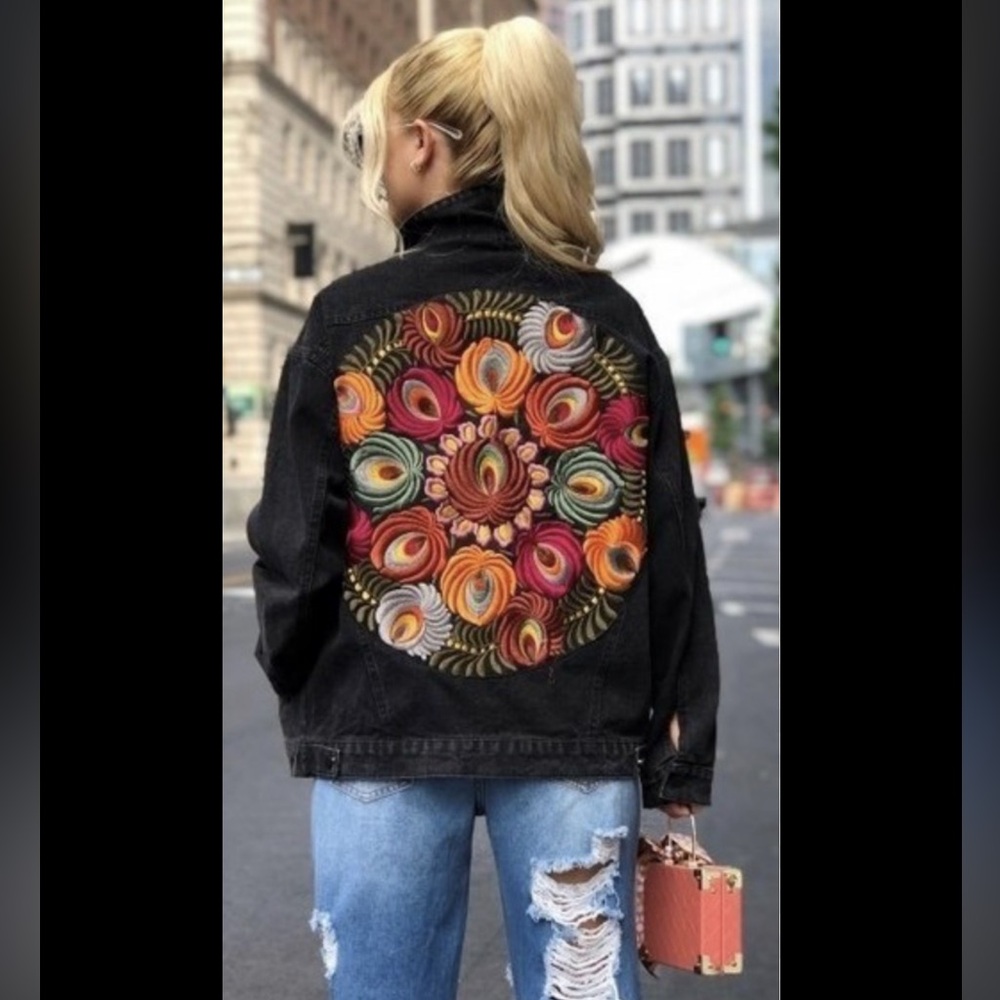 FREE PEOPLE Oversized Embroidered Back Denim Jacket Size M/L - Picture 5 of 16